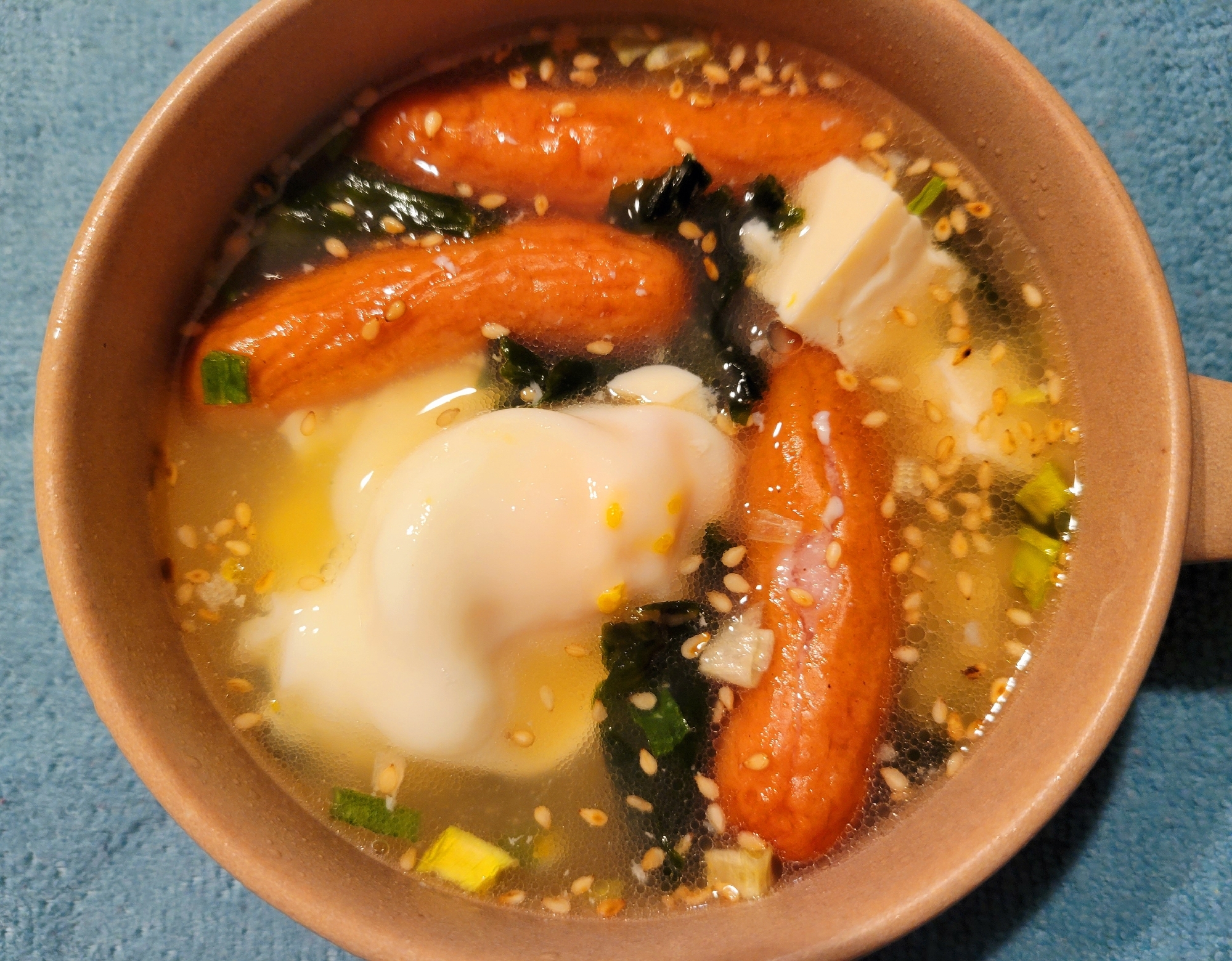 肉汁☆ソーセージと卵入りわかめスープ