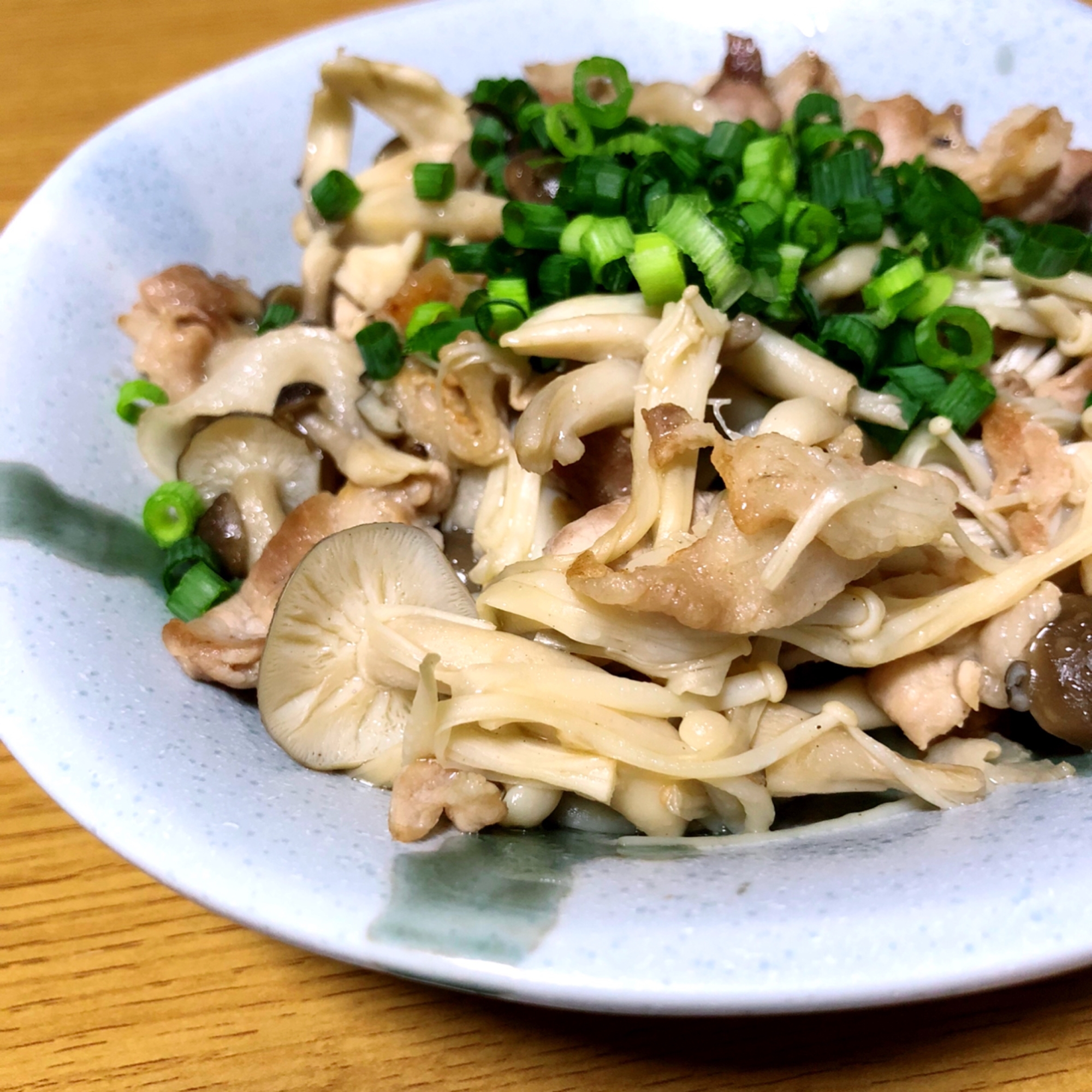 ポン酢でさっぱり！豚肉とたっぷりきのこの炒め物