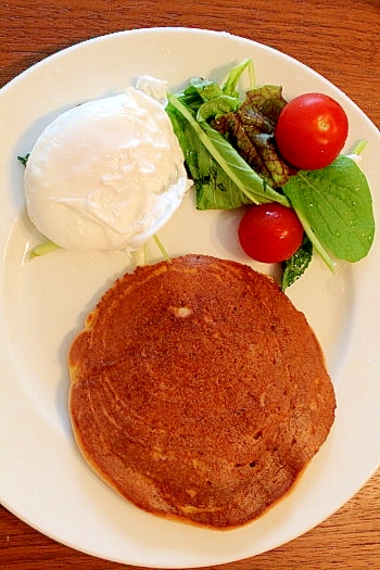 大豆粉パンケーキとポーチドエッグの朝食プレート