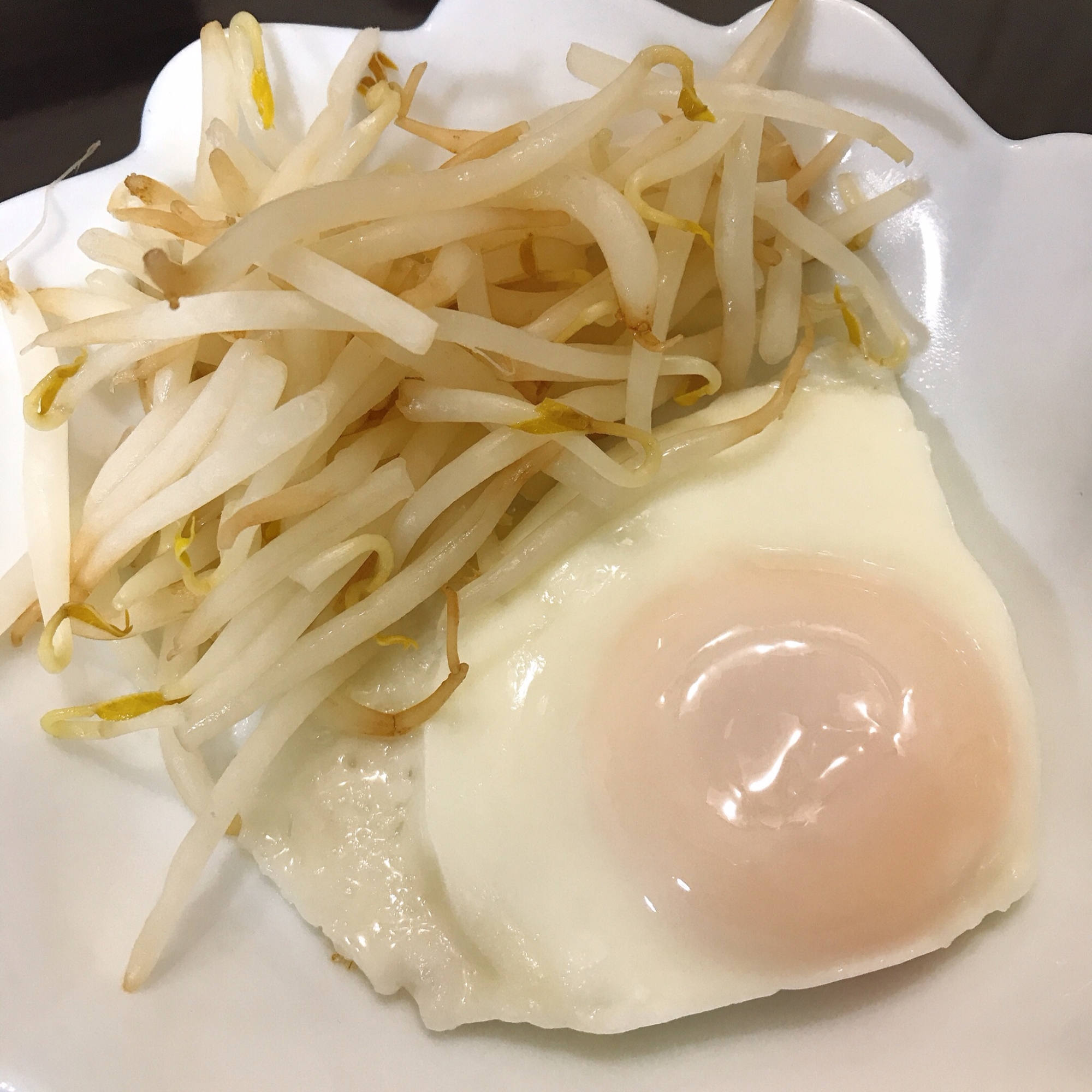 もやしと目玉焼きのワンプレート