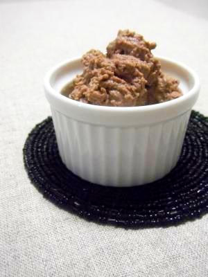 白いココットに入った豚レバーペースト