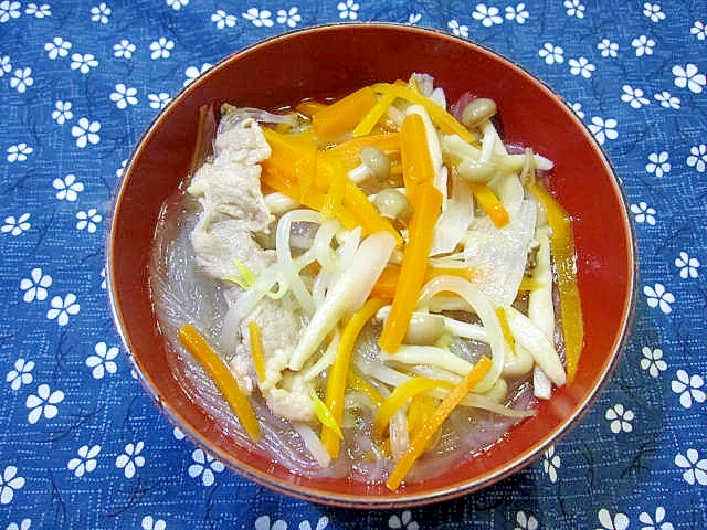 豚肉としめじと人参の春雨スープ