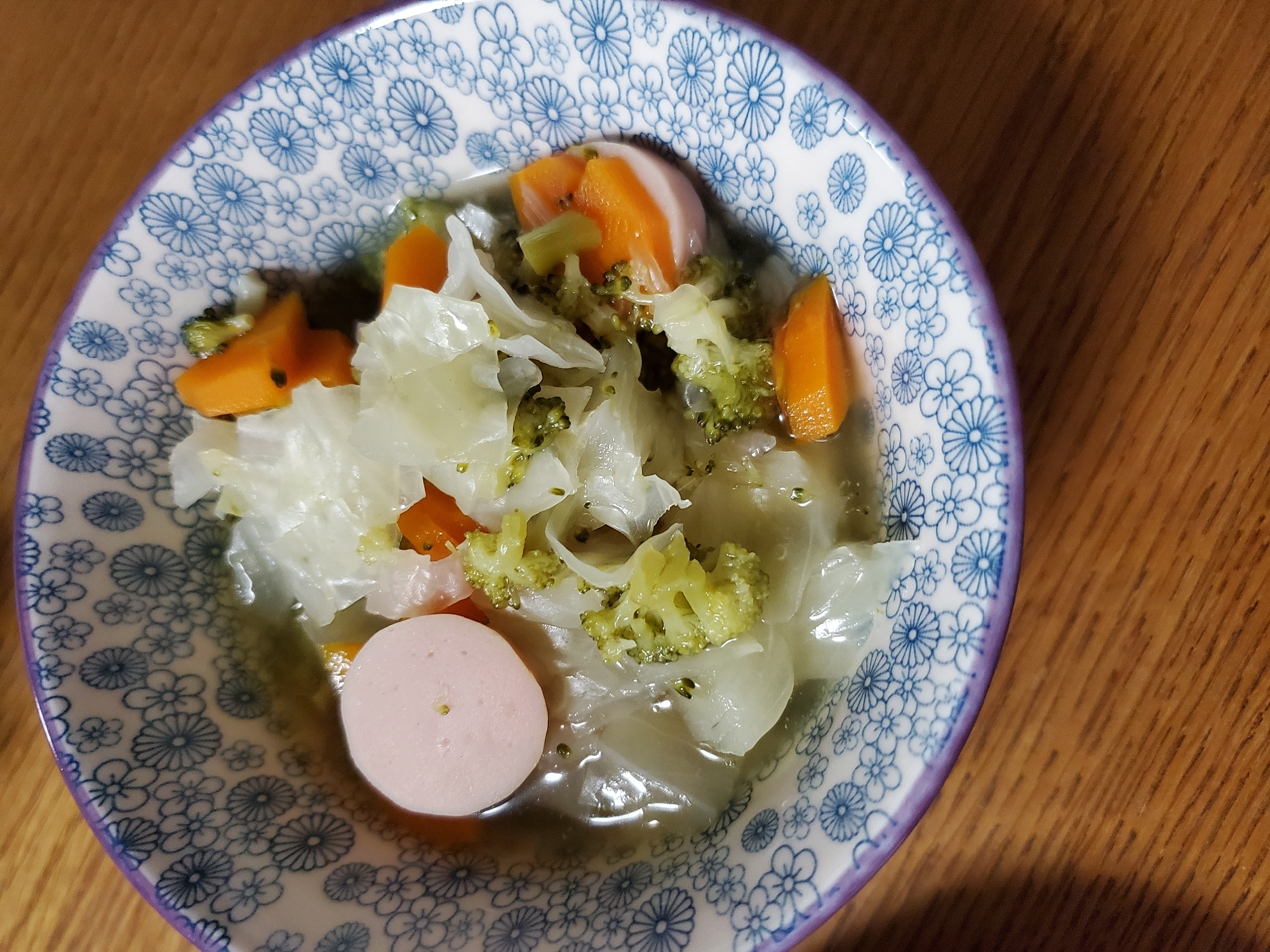 魚肉ソーセージと野菜のコンソメスープ