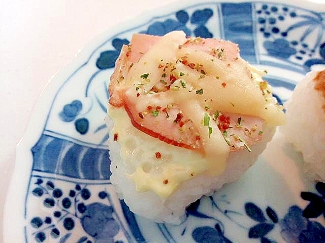 サラダチキンととろけるチーズの洋風焼おにぎり