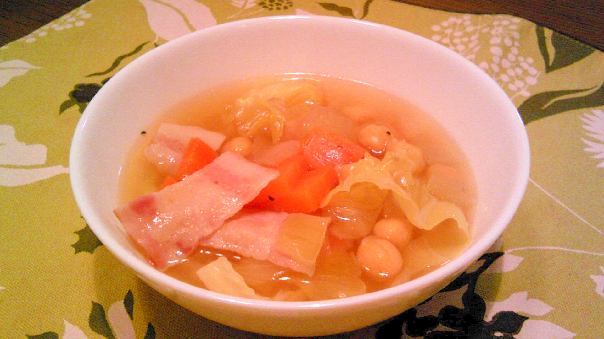 ひよこ豆・キャベツ・玉ねぎ・にんじんのスープ
