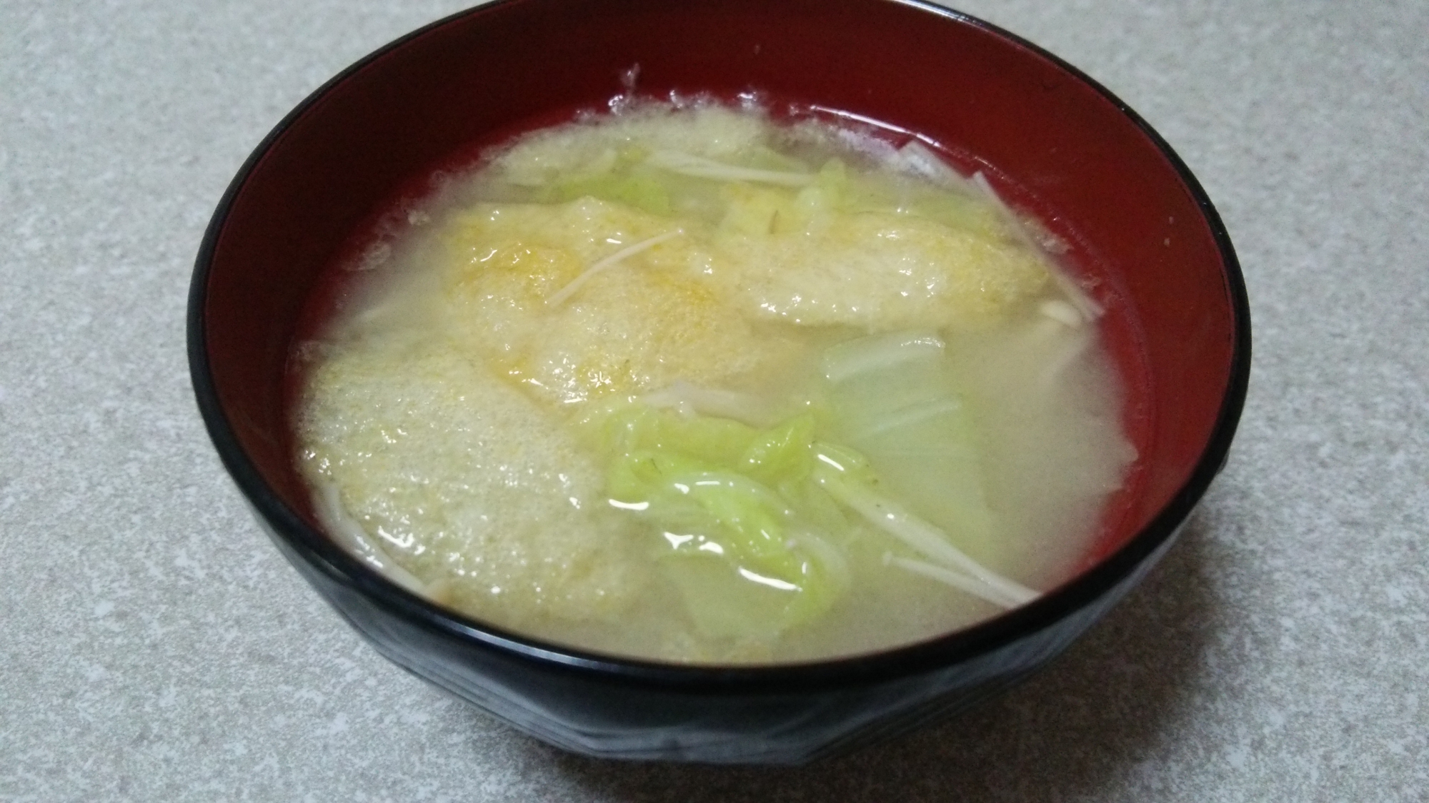 素材の甘味がおいしい☆白菜とえのきの味噌汁