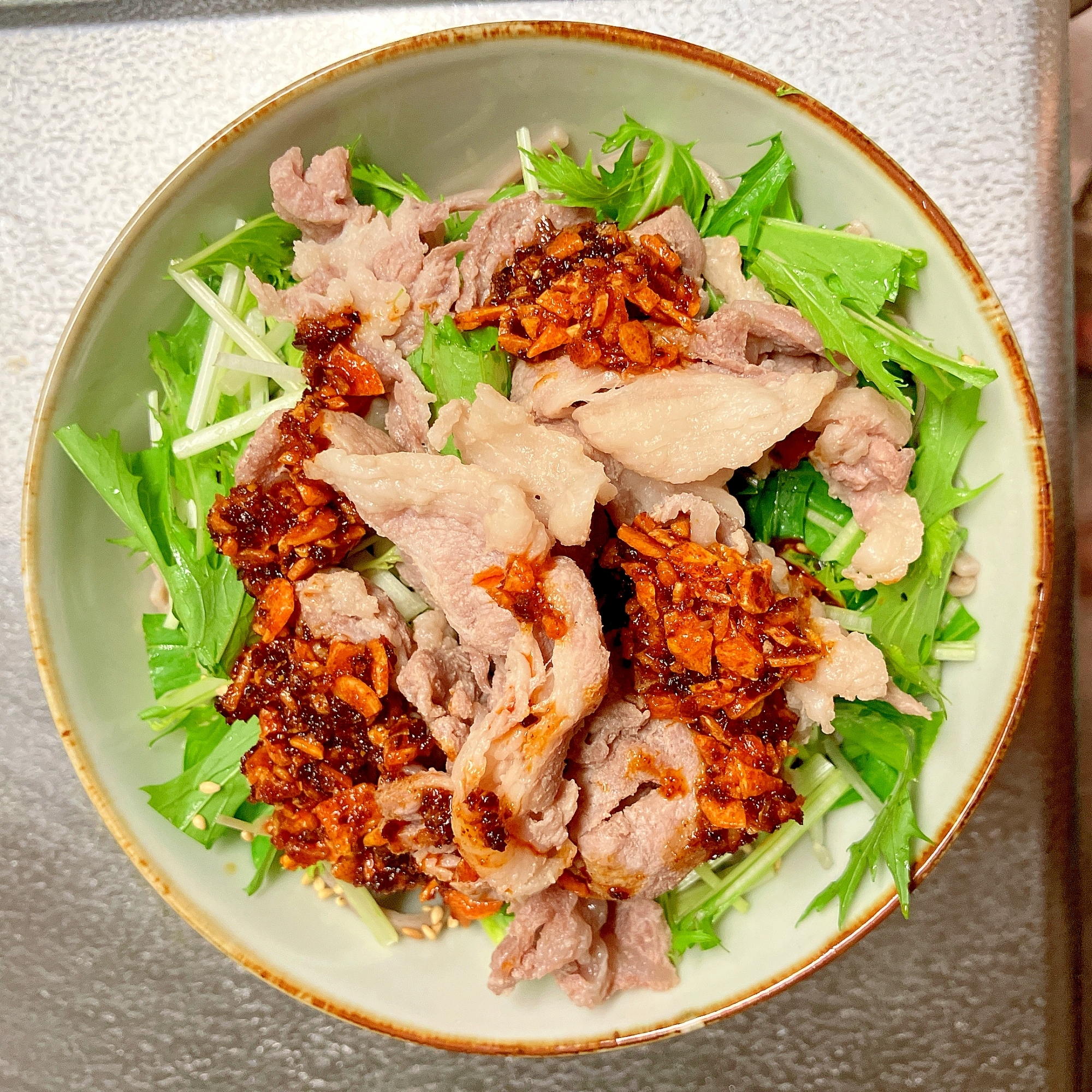 よく混ぜて！ラー油肉蕎麦