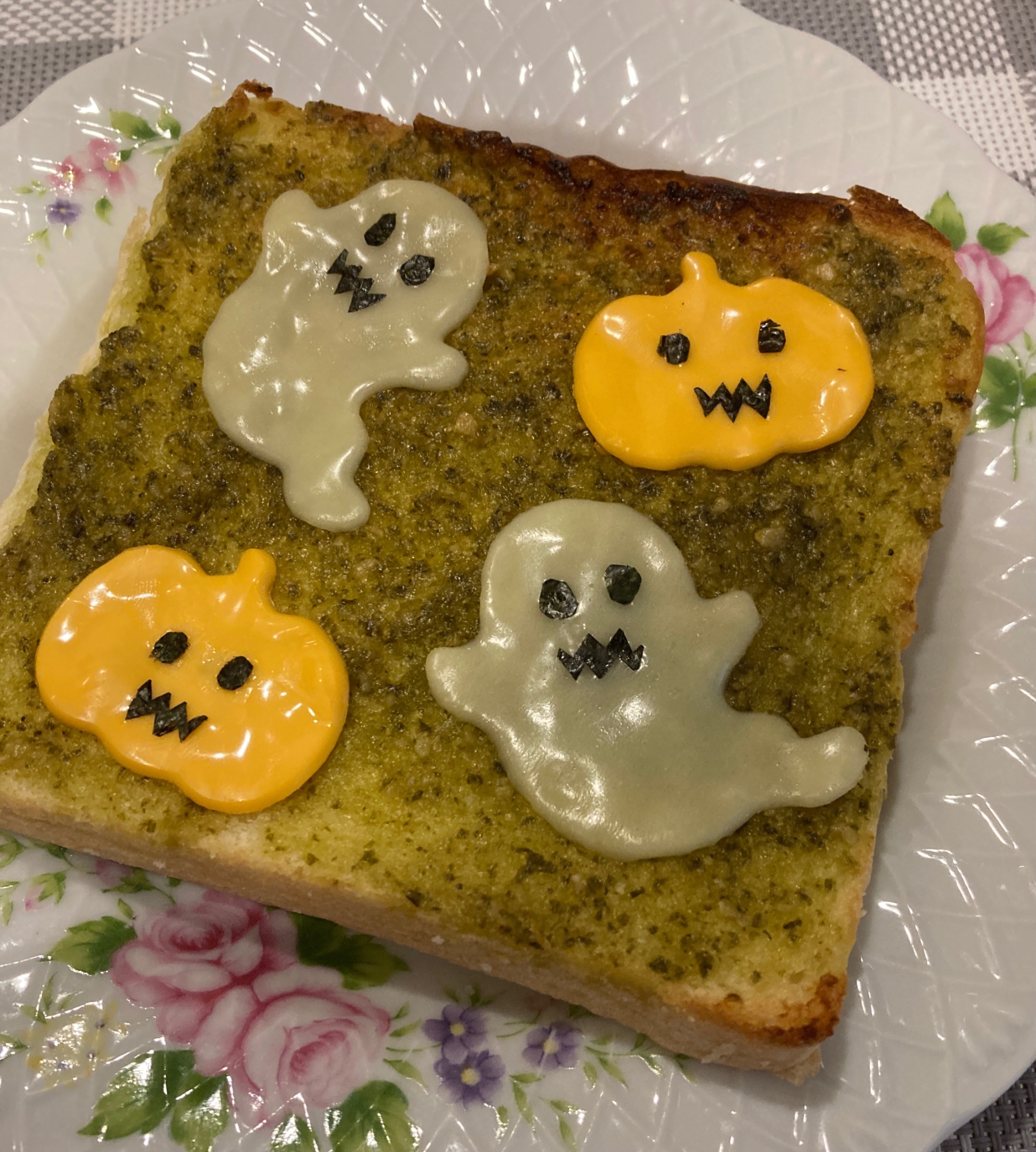 ジェノベーゼソースで☆ハロウィントースト♪