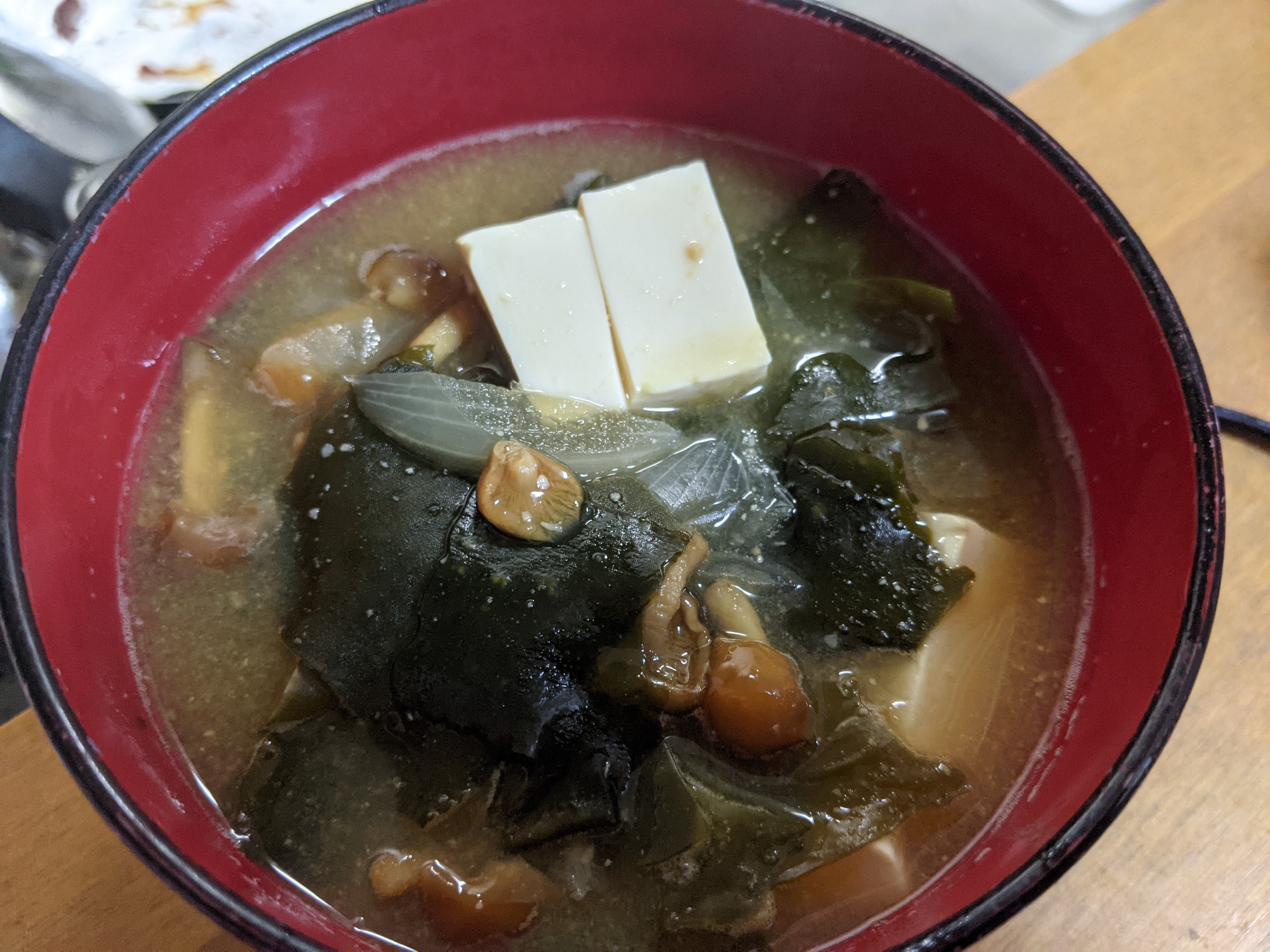 豆腐とナメコとわかめと玉ねぎの味噌汁