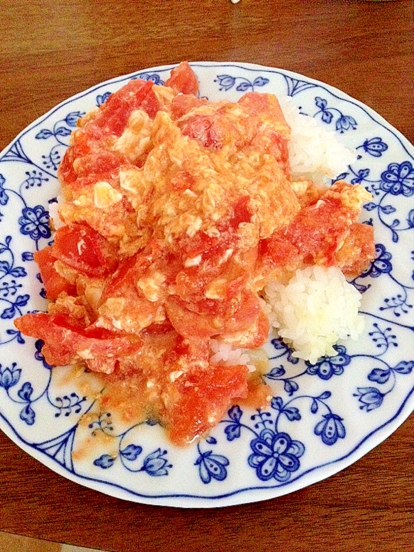 簡単一人ランチ☆材料これだけのトマトと卵丼