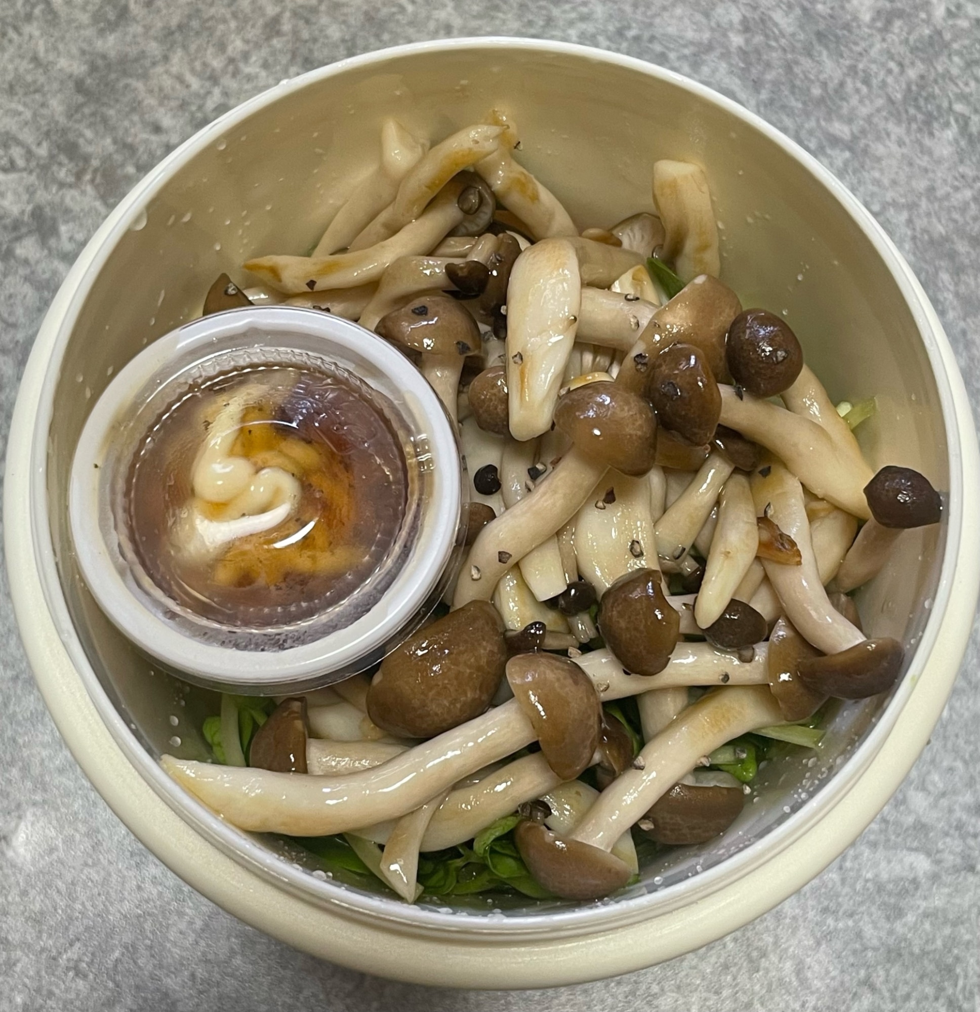 豆苗 しめじ サラダ (振って食べるサラダ♩) レシピ・作り方 by あもか