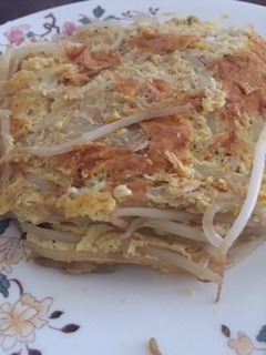 もやしとツナ缶のオムレツ