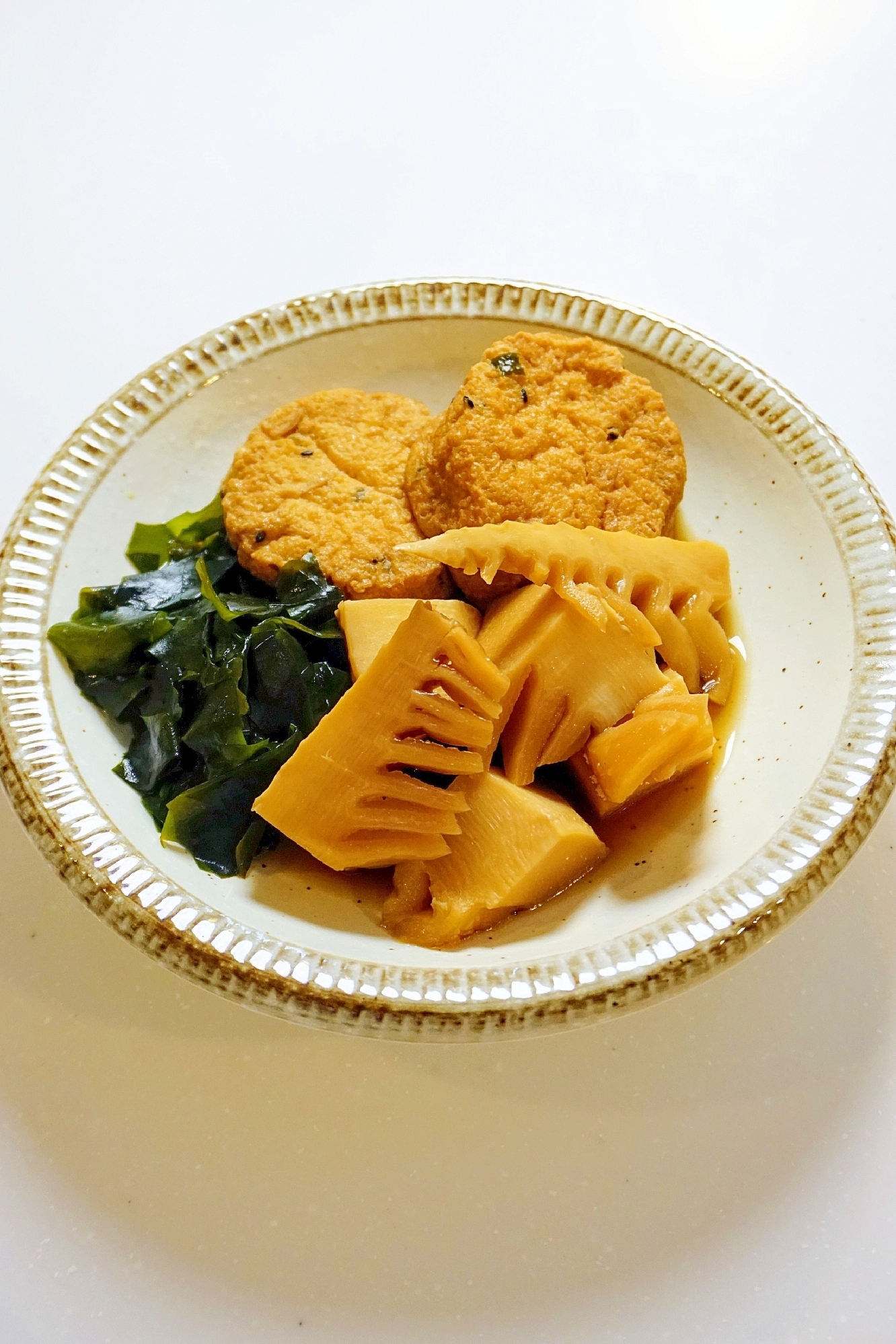 染み染みの煮汁が絶品！タケノコとがんもどきの煮物