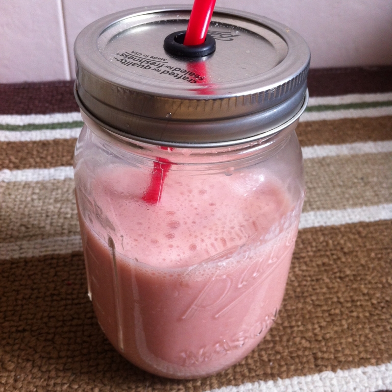 器に盛られたトマトいちごのスムージー