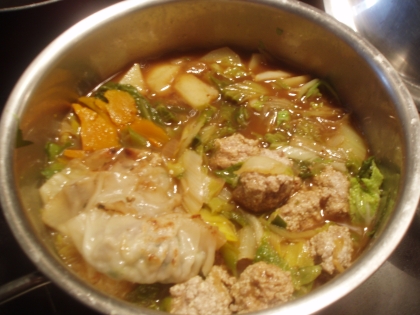 ミートボール、前日の残りの餃子を入れてみました。カレー鍋は今シーズン初めてつくりました。家族にも好評であっという間に完食。