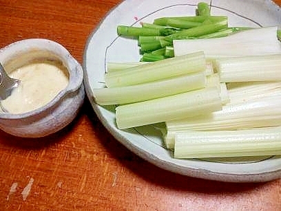 セロリと　アスパラの　味噌マヨディップ