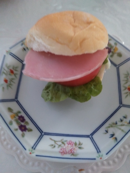 ボロニアソーセージとチーズのベーグルサンドꕤ୭*