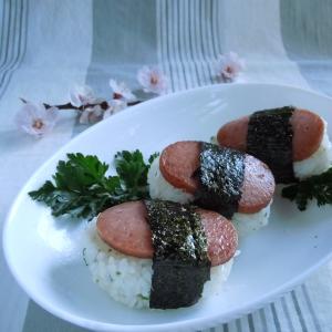 イタリアンパセリとチーズのおむすび＋魚肉ソーセージ