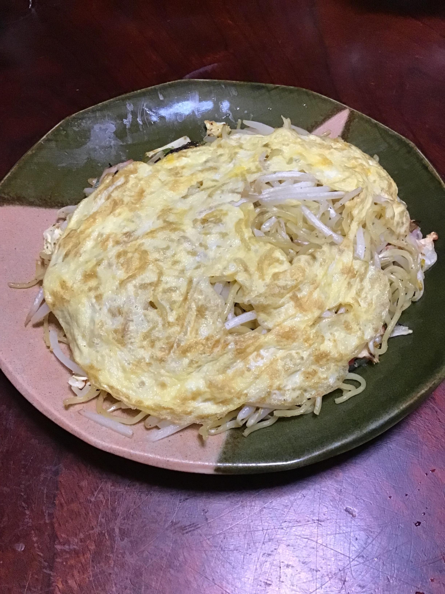 もやしと豚の塩焼きそばのオムそば風。