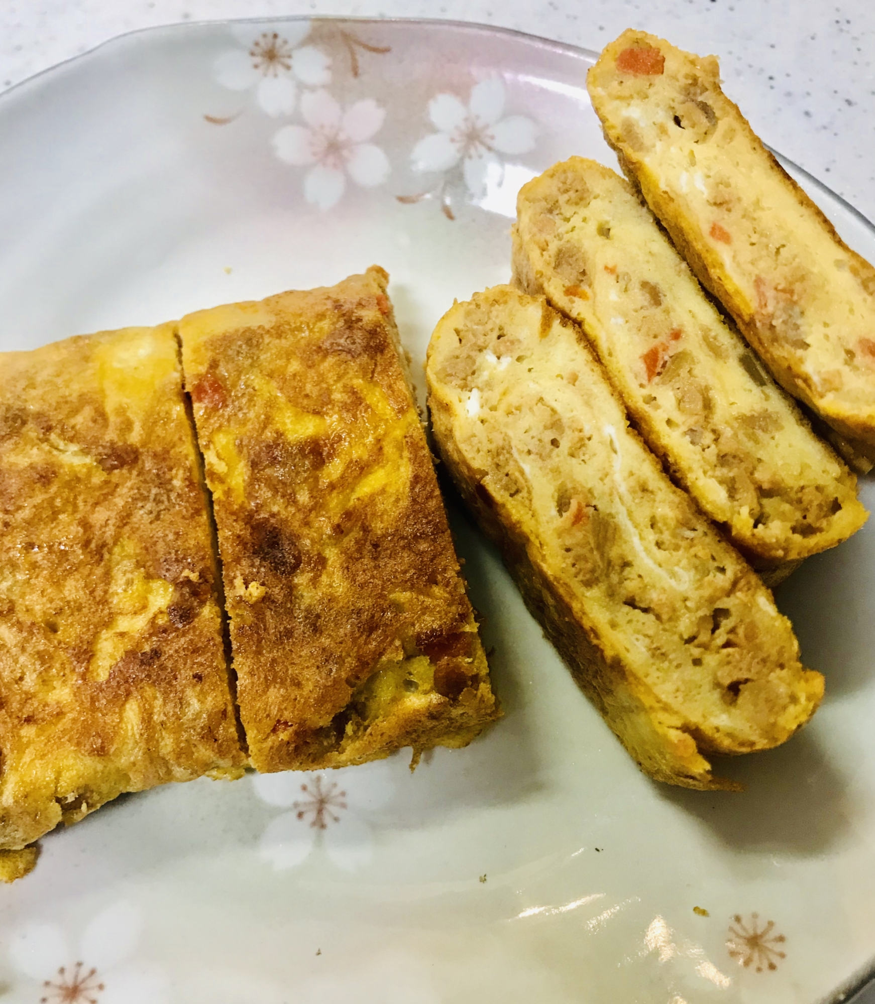 お弁当にも 食べ応えあり！混ぜるだけそぼろの卵焼き