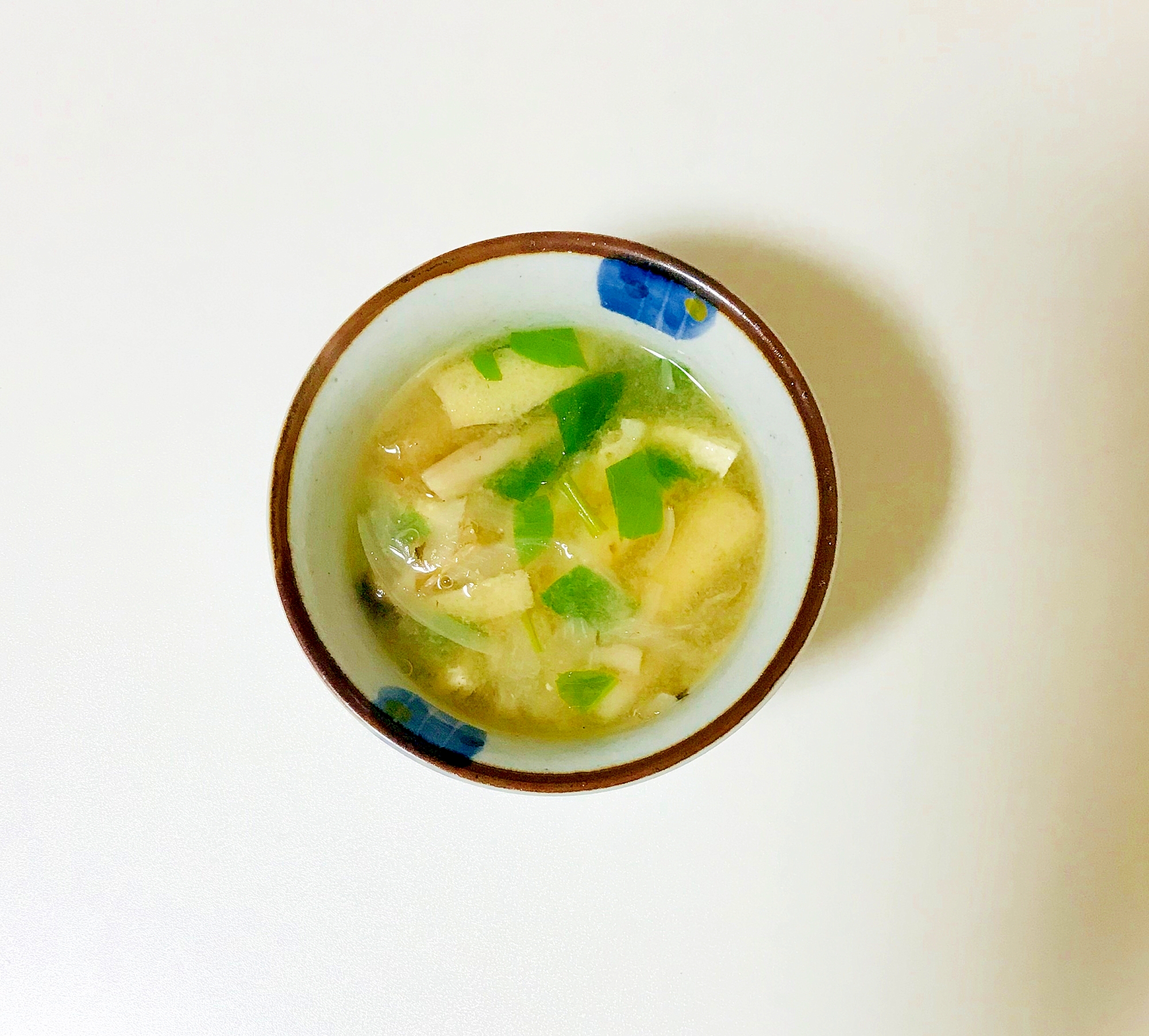 玉ねぎと小松菜の油揚げ味噌汁