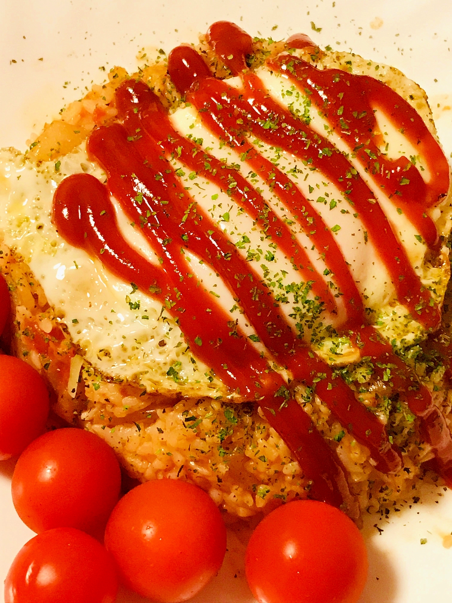 カット・トマト缶ライスの目玉焼きオムライス