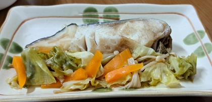 想像より美味しい♡たらとキャベツの塩バター蒸し