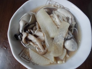 スープにも牡蠣のうまみが出ていてとってもおいしいです。
大根もやわらかく煮えているのでたっぷり食べられますね。