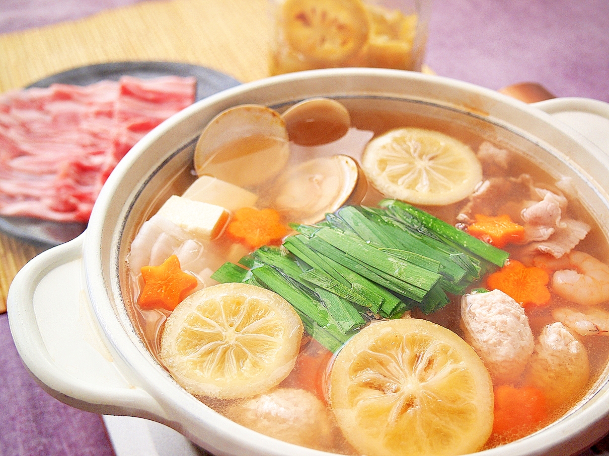 塩レモンと生姜でポカポカ鶏だんご鍋