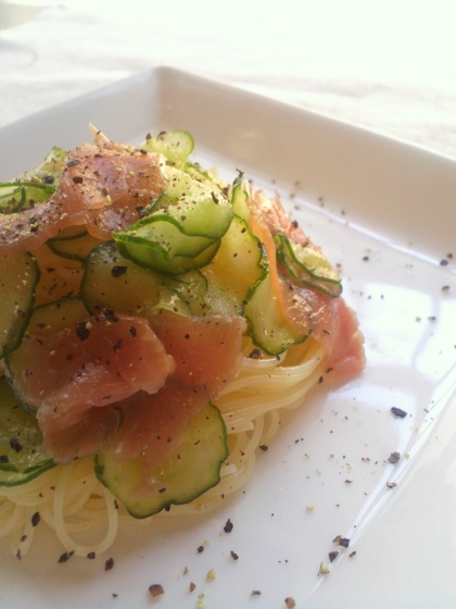 パスタにきゅうりは初めてでしたがめっちゃ美味しい！とっても意外でした～　サラダ感覚でパクパク食べちゃいましたv　ご馳走さまです♪