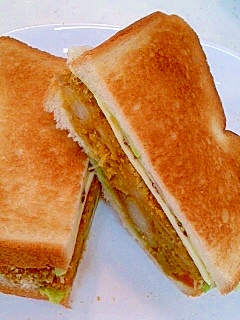 カレーコロッケとチーズの厚切りトーストサンド