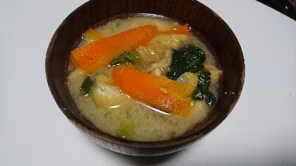 ちょっと小松菜を煮すぎたかも(^^;
このお味噌汁、好きです。おあげとニンジンの相性が良いですよね。
教えてくださり、ありがとうございます。�
