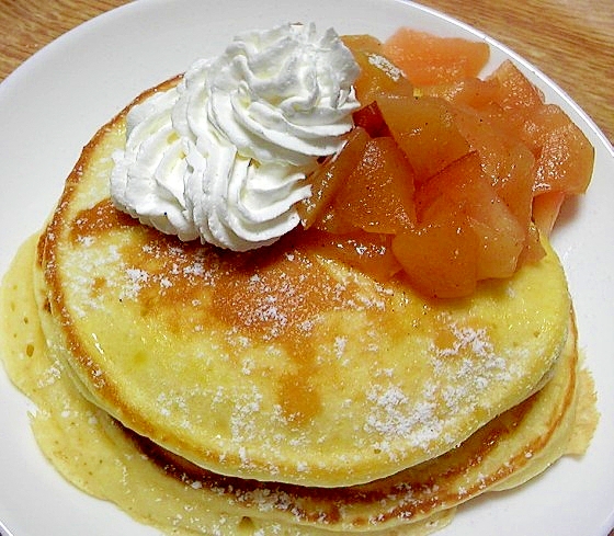 ホットケーキ☆リンゴの甘煮とホイップクリーム乗せ