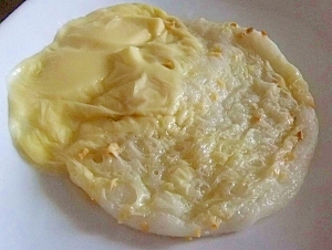 レンジで簡単☆粗挽きガーリックチーズ餅