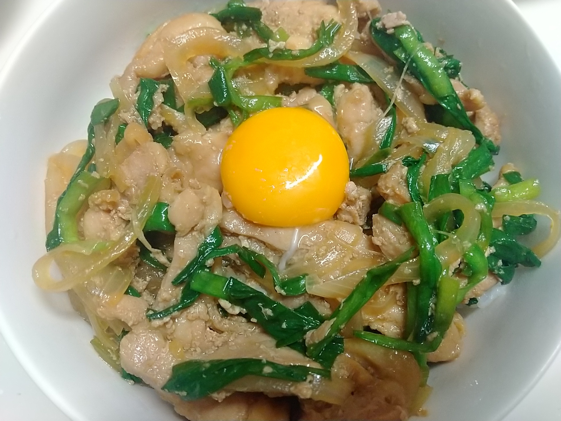 味付け鶏肉で♪鶏丼～卵黄を添えて～