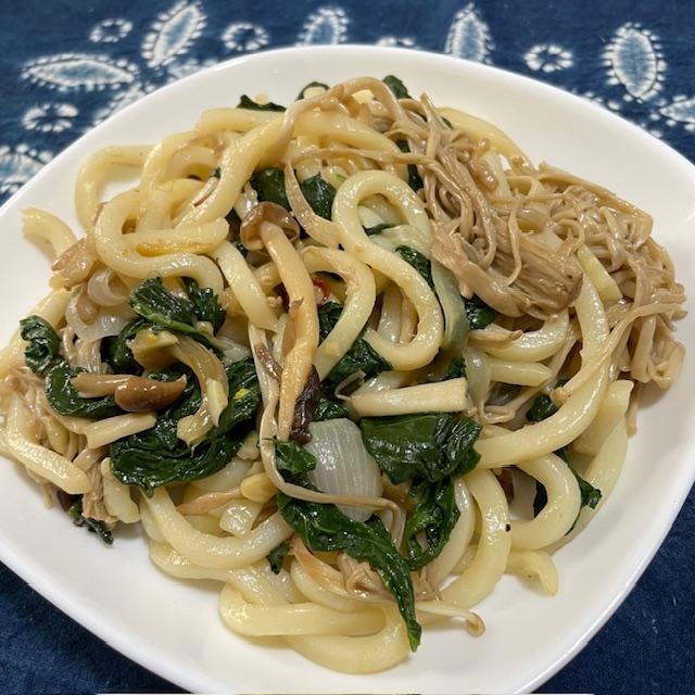 きのことほうれん草の焼きうどん