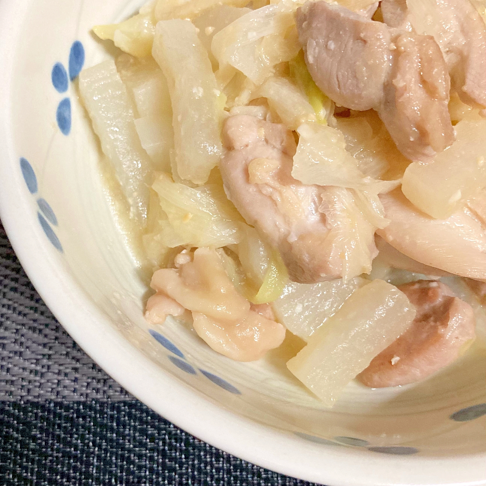 簡単 大根とねぎと鶏もも肉のみそ煮込み