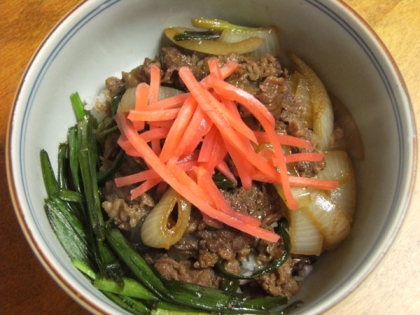 すっごく美味しいです～↑↑↑牛丼屋さんのは、余り美味しいと思ってない、、、（汗）。ニラ、冷蔵庫にいたので加えさせて頂きました（笑）。ご馳走様でした～♪♪♪