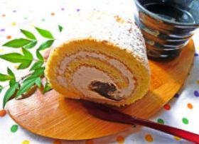 あんこを芯にいつもと違うコーヒーロールケーキ