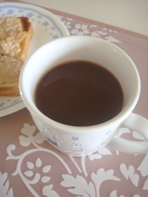 おはようございます～=^_^=寒い朝はホットな飲み物が良いですね～♪コーヒーとココアの組み合わせ好きです(*^^)v
今日も元気に過ごしましょう～♪