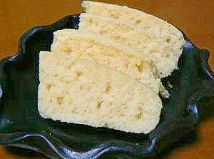 黒い皿にのったホワイトチョコのおからケーキ