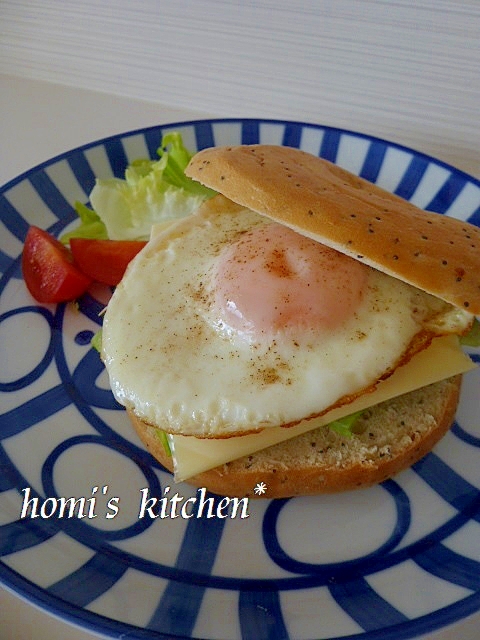 目玉焼きサンドベーグル