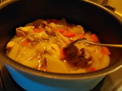 大根とにんじんと骨つき鳥ももぶつ切り肉の煮物