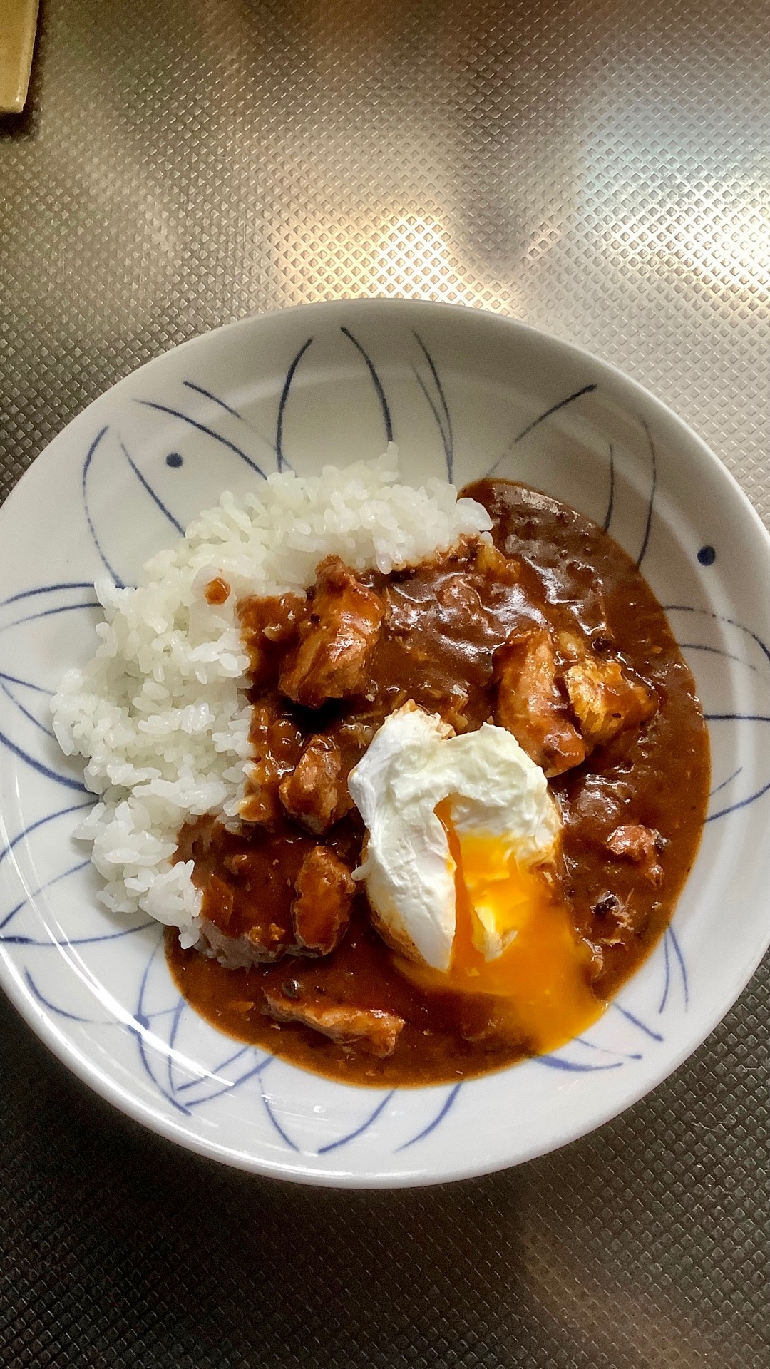 さば味噌カレー落とし卵のせ。