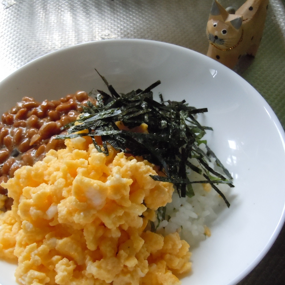 簡単、納豆と卵そぼろの三色丼