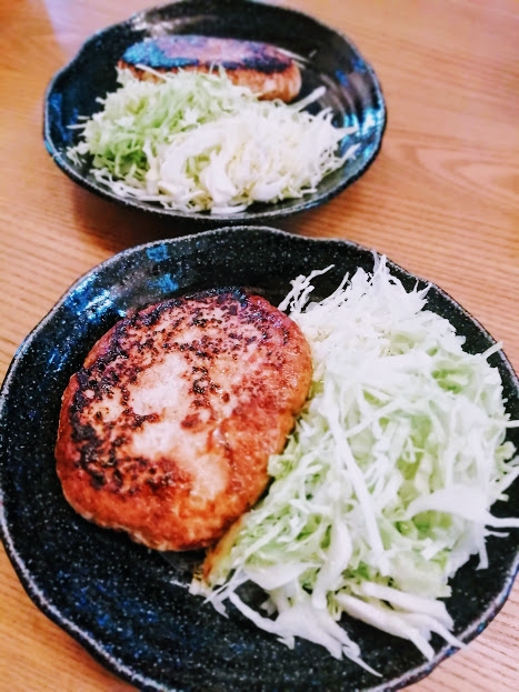 醤油麹で味付けした鶏ミンチのハンバーグ