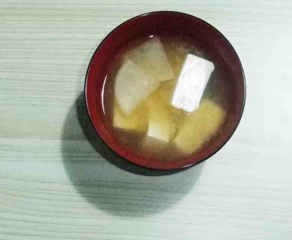 お豆腐もいれてます
朝の温かいお味噌汁美味しいですね♬
=^_^=