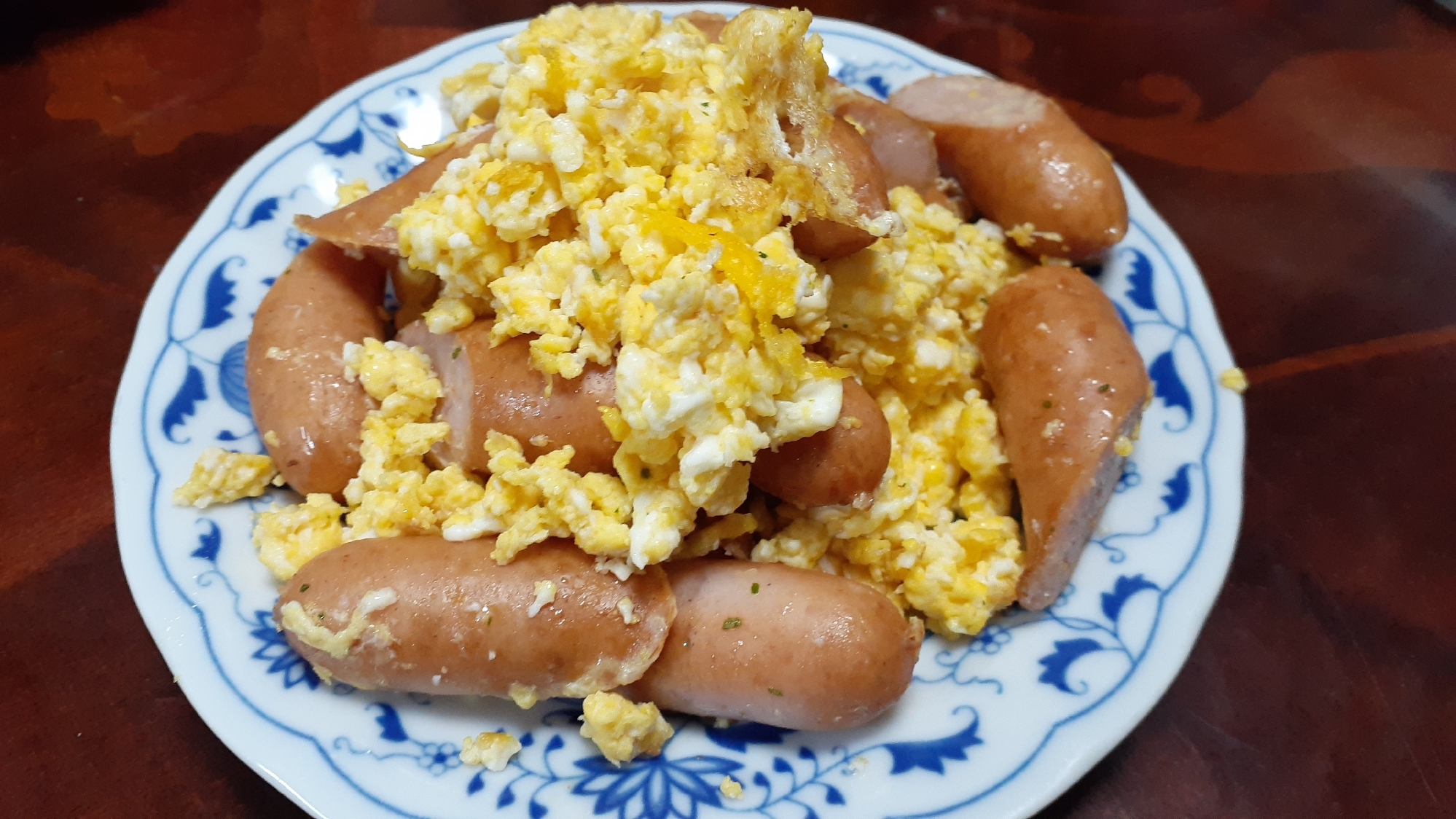 ウインナー入りスクランブルエッグハーブ風味♪