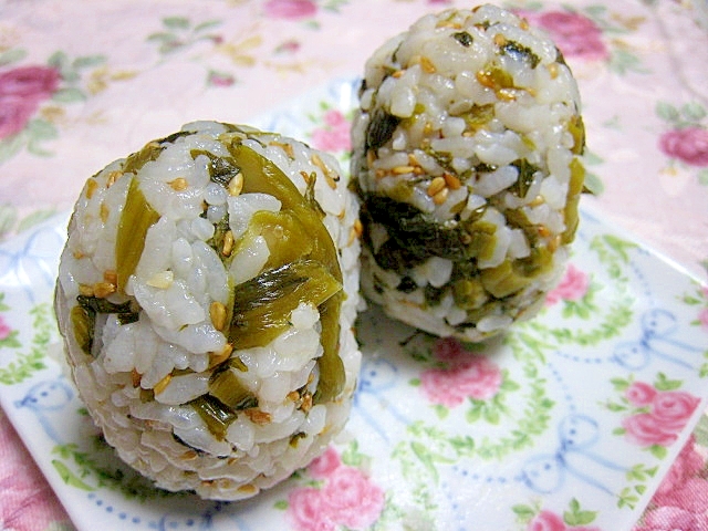 かぼすで爽やかシャッキシャキ♪高菜胡麻おにぎり
