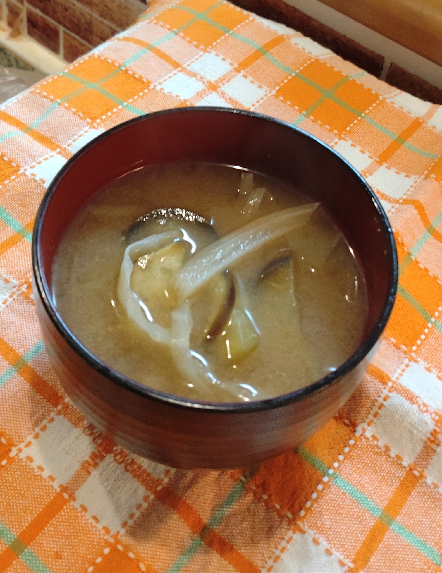 茄子とキャベツの芯でお味噌汁